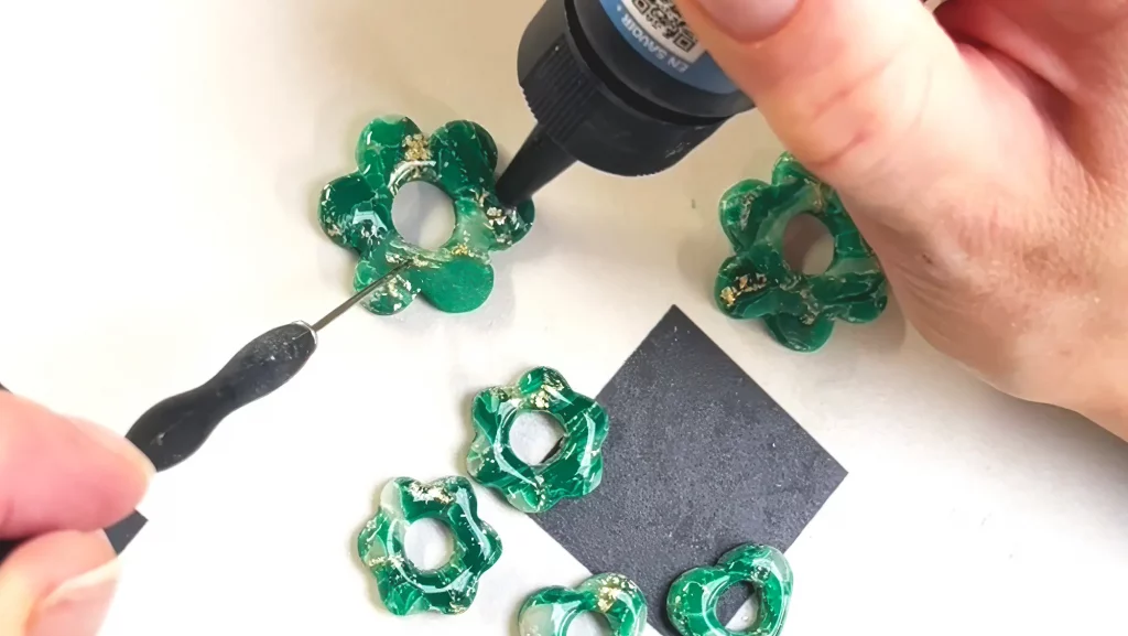 ozart-tuto-bucles-oreilles-fimo-resine-uv